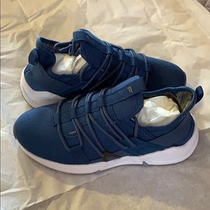 New Fabletics-Pacific Blue/white Sneakers